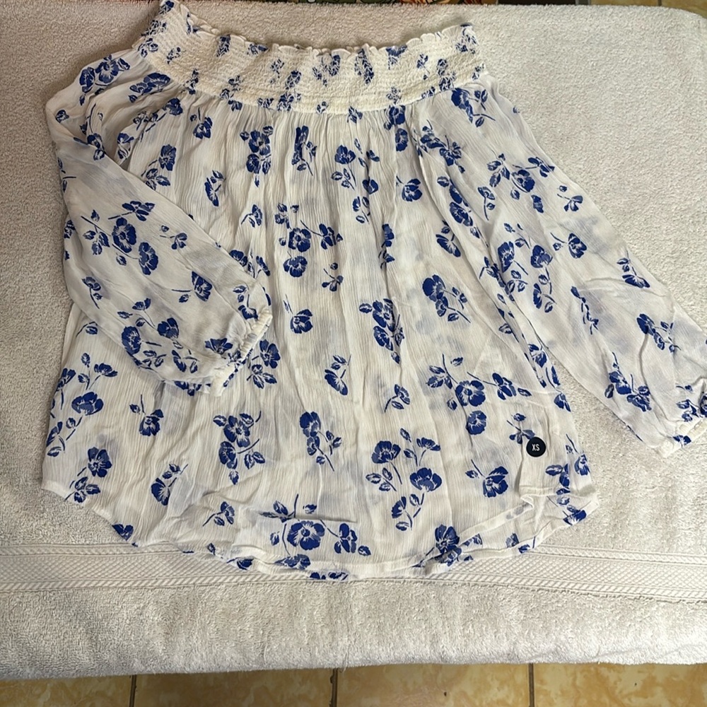Abercrombie and Fitch Top Blue & White Floral Sz XS